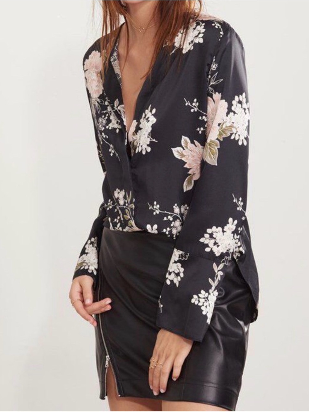 Dynamite Black Floral V-Neck Long-Sleeve Blouse.  Sz Lg.  385